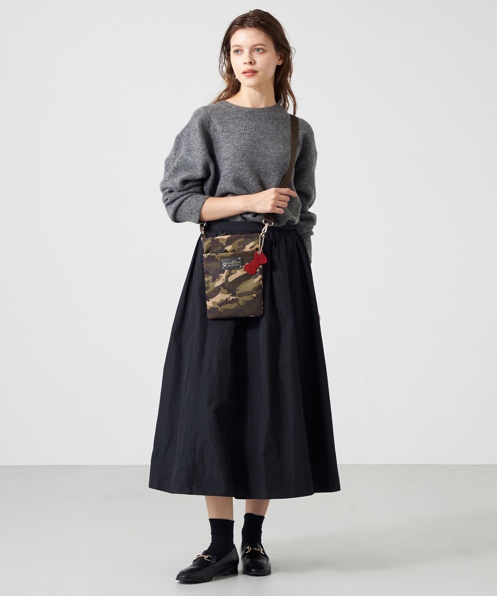 LA BAGAGERIE 【LA BAGAGERIE×HELLO KITTY】リボンチャーム付き　スクエアポシェット 