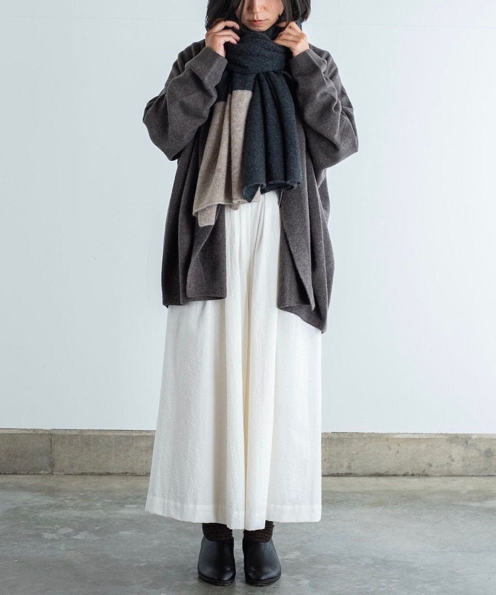 AND WOOL 〈上質な素材と手仕事から生まれた優しいニット〉カシミヤ100%の大判ストール（ツートンカラー） 
