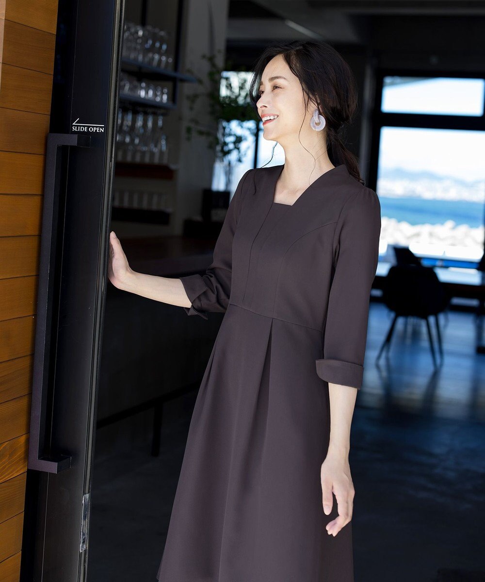 Tiaclasse 【洗える】裾に向かってエレガントに広がる美光沢フレアワンピース 