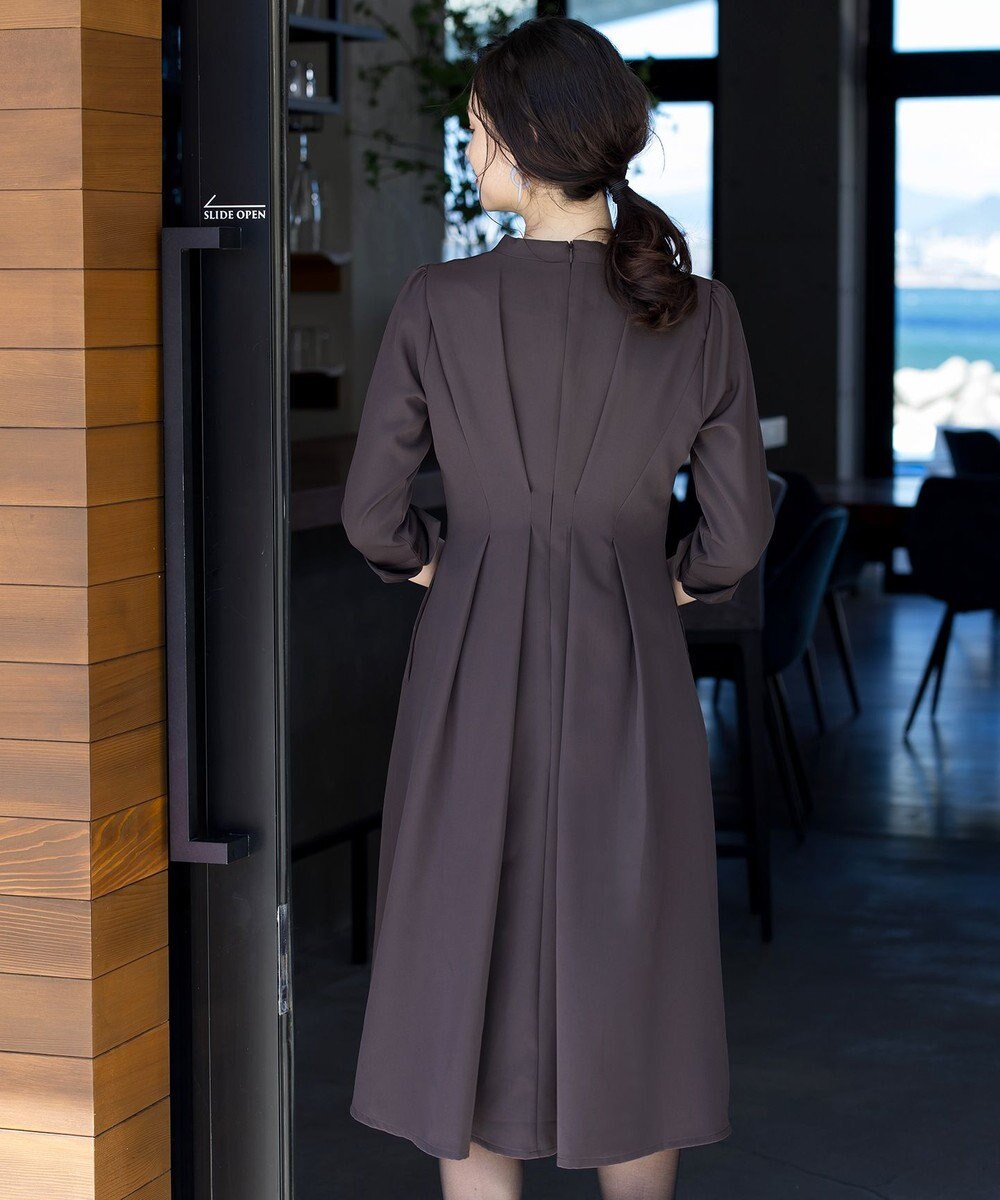 Tiaclasse 【洗える】裾に向かってエレガントに広がる美光沢フレアワンピース 