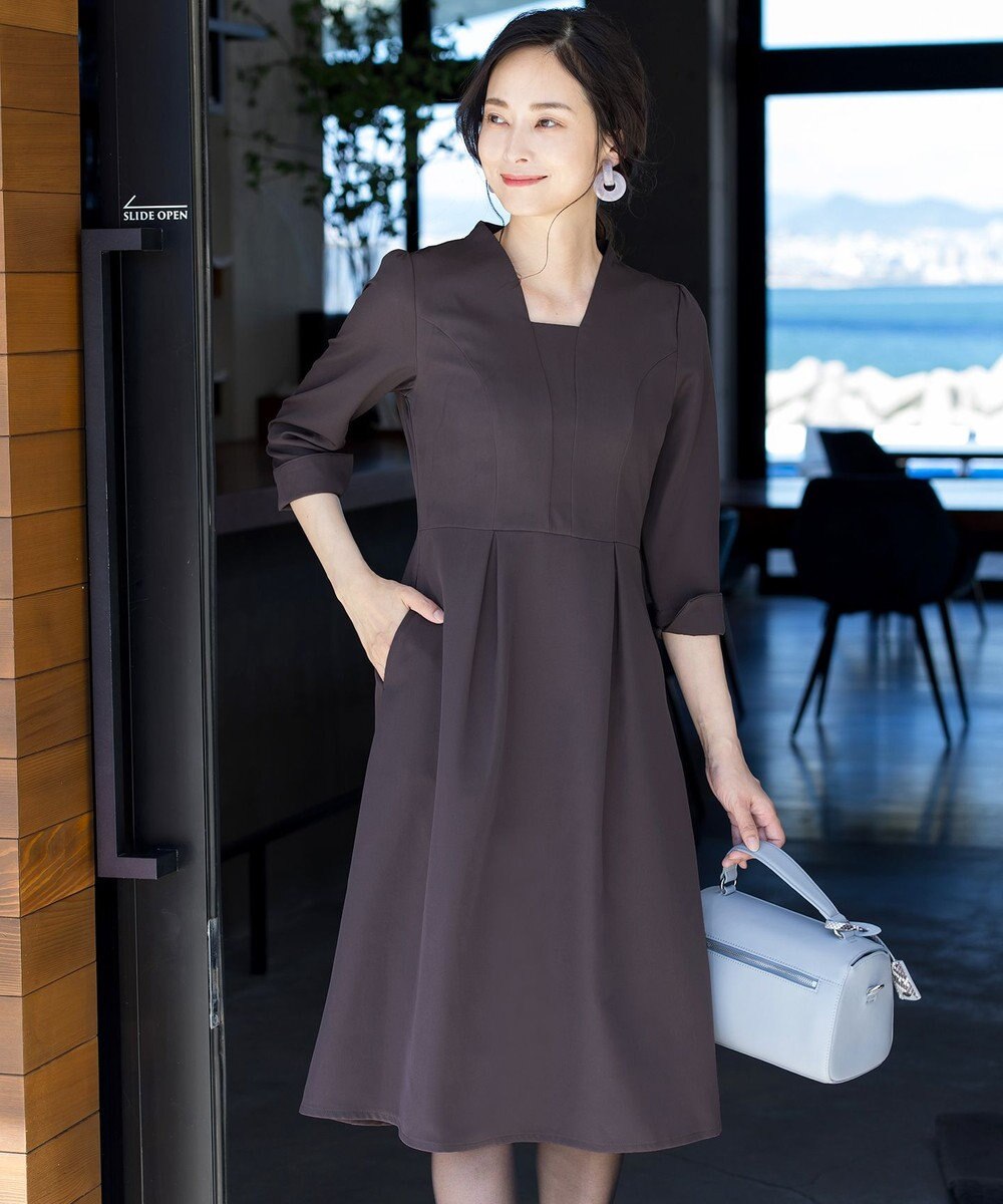 Tiaclasse 【洗える】裾に向かってエレガントに広がる美光沢フレアワンピース 