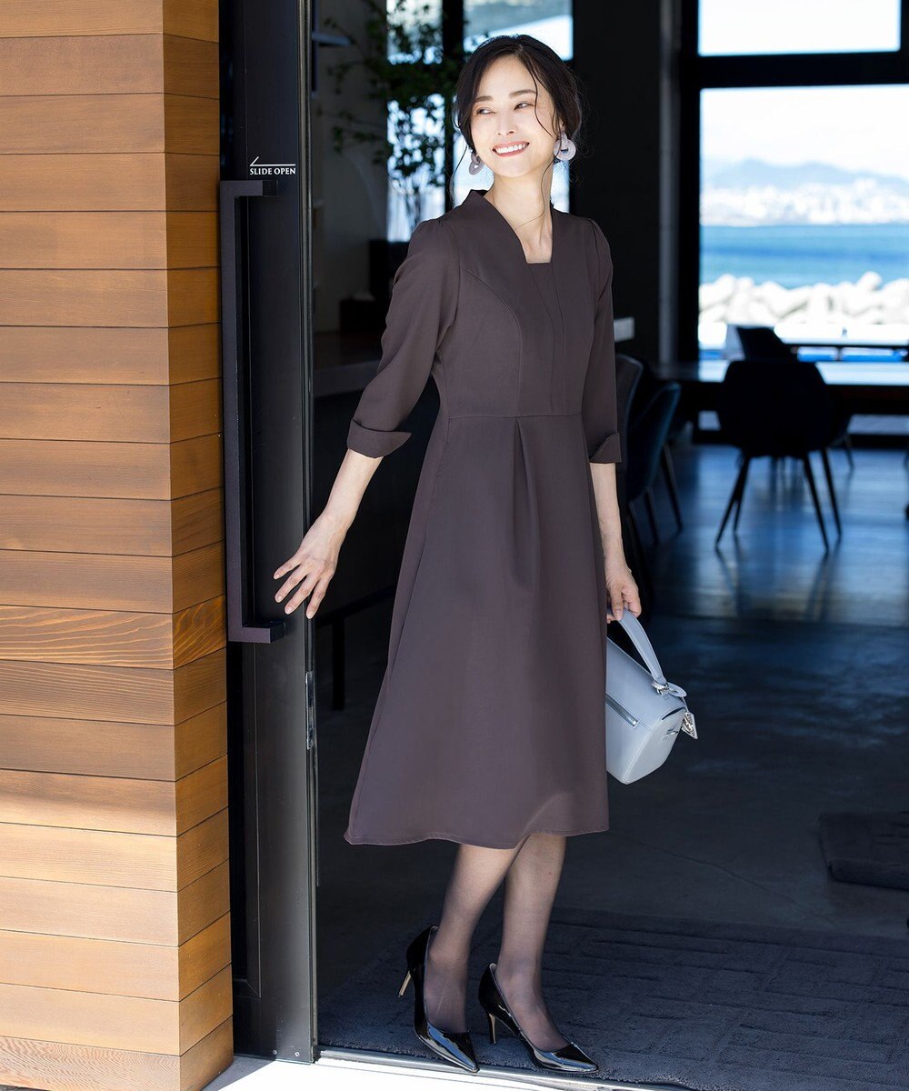 Tiaclasse 【洗える】裾に向かってエレガントに広がる美光沢フレアワンピース 