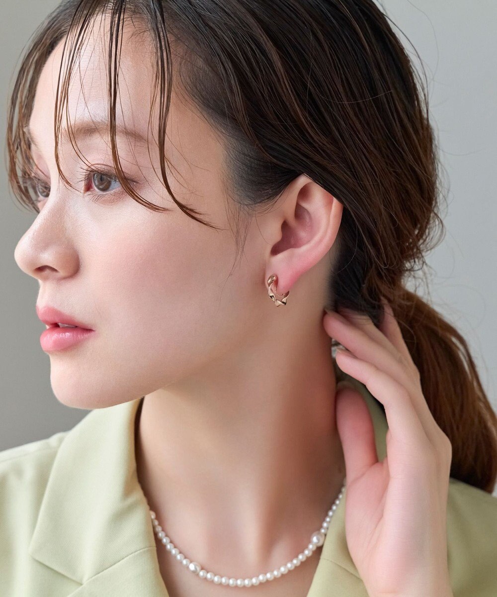 Phoebe 【金属アレルギー対応】【痛くないシリーズ】モーションメタルクリスタルループフィットイヤリング　シャンパンゴールド 