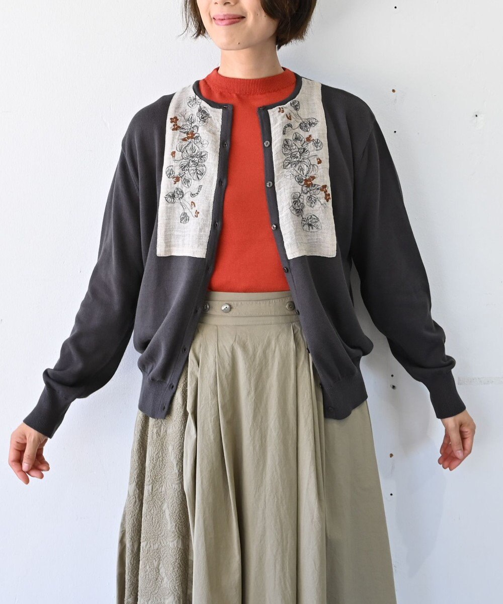 muuc 〈細番手の高級綿糸コットンコーマ糸〉〈洗練された繊維だけを残した滑らかな肌触り〉スミレ押し花刺繍のカーディガン 