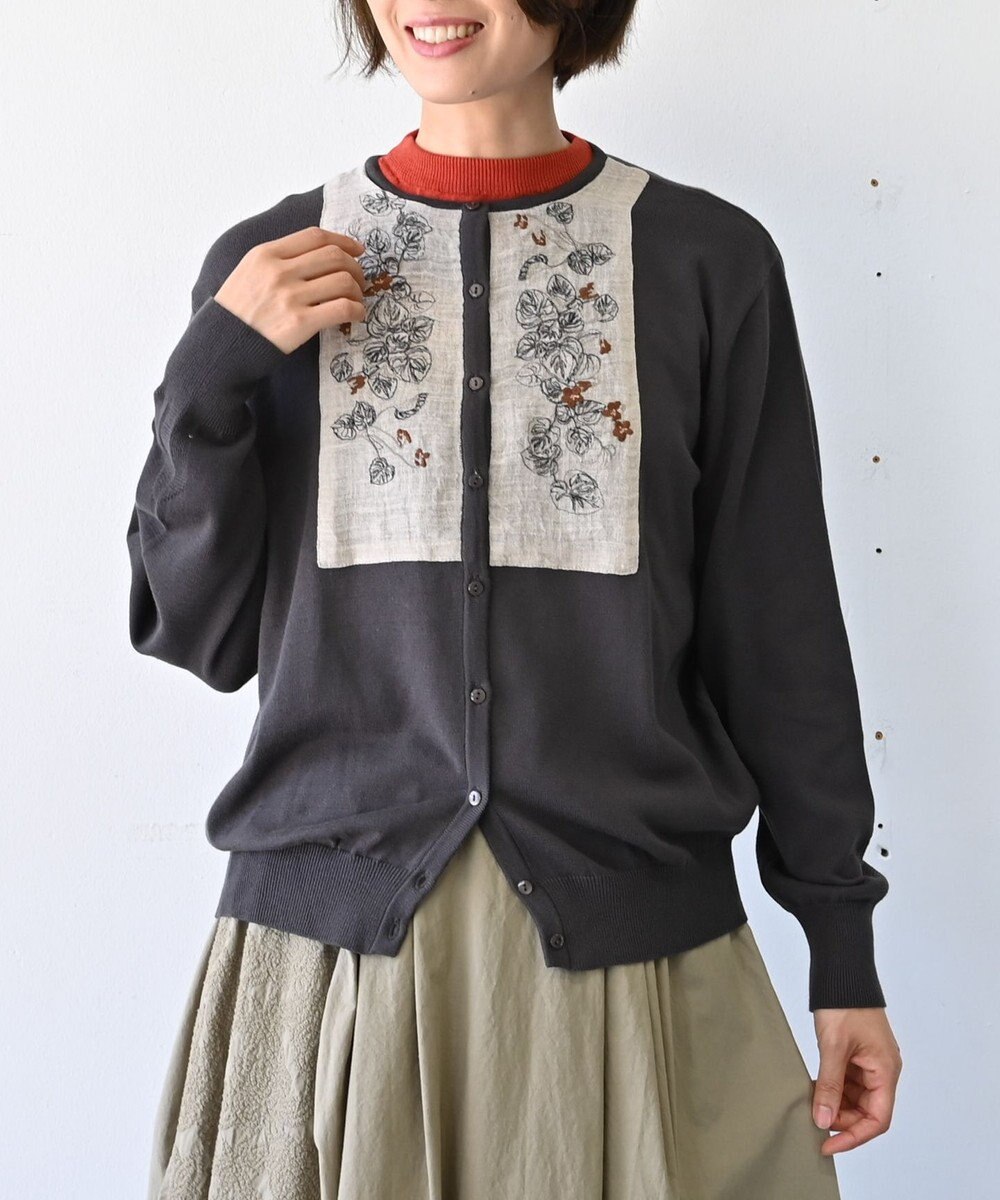 muuc 〈細番手の高級綿糸コットンコーマ糸〉〈洗練された繊維だけを残した滑らかな肌触り〉スミレ押し花刺繍のカーディガン 