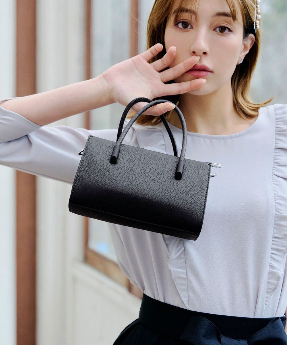 Tiaclasse 【本革】ショルダーストラップ付きスクエアミニバッグ 