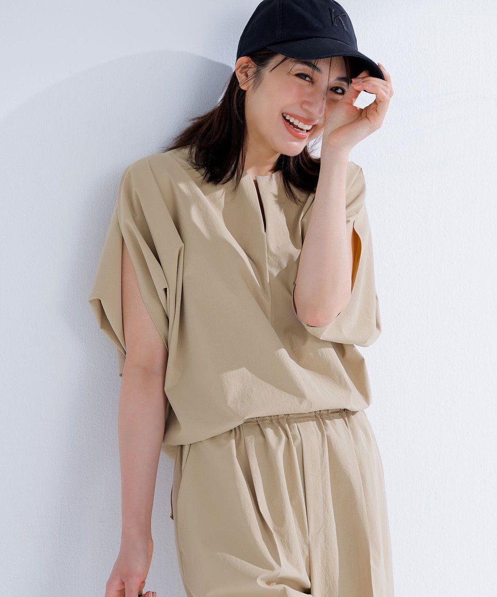 BEIGE， 【接触冷感/UVカット/洗える・BAILA 8.9月合併号掲載】YANN / Vスリットプルオーバーブラウス 