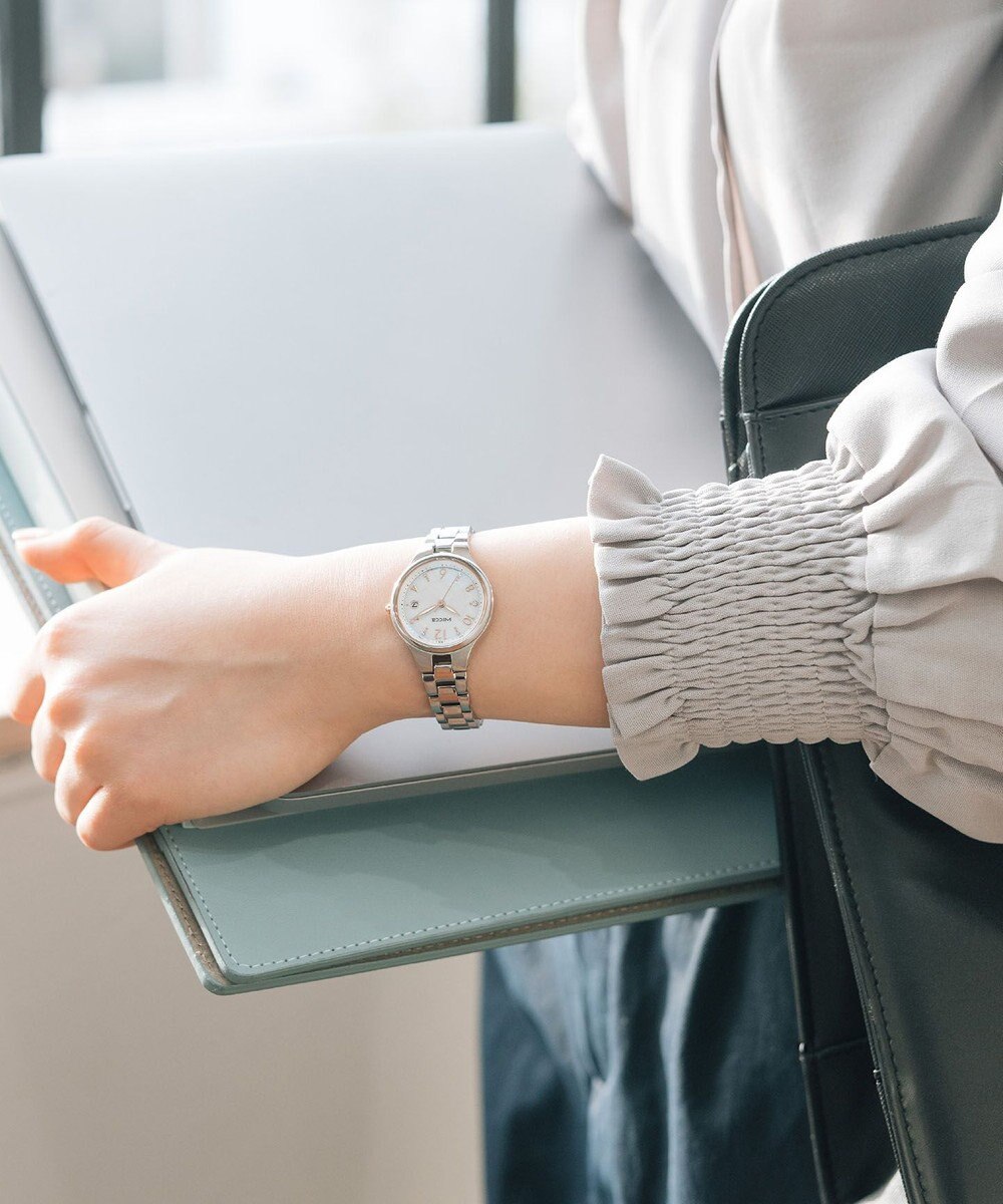 CITIZEN 【少し大きめ28mm】抜け感と透明感のあるソーラーテック電波時計 