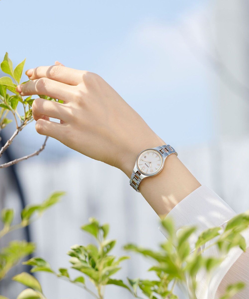 CITIZEN 【少し大きめ28mm】抜け感と透明感のあるソーラーテック電波時計 