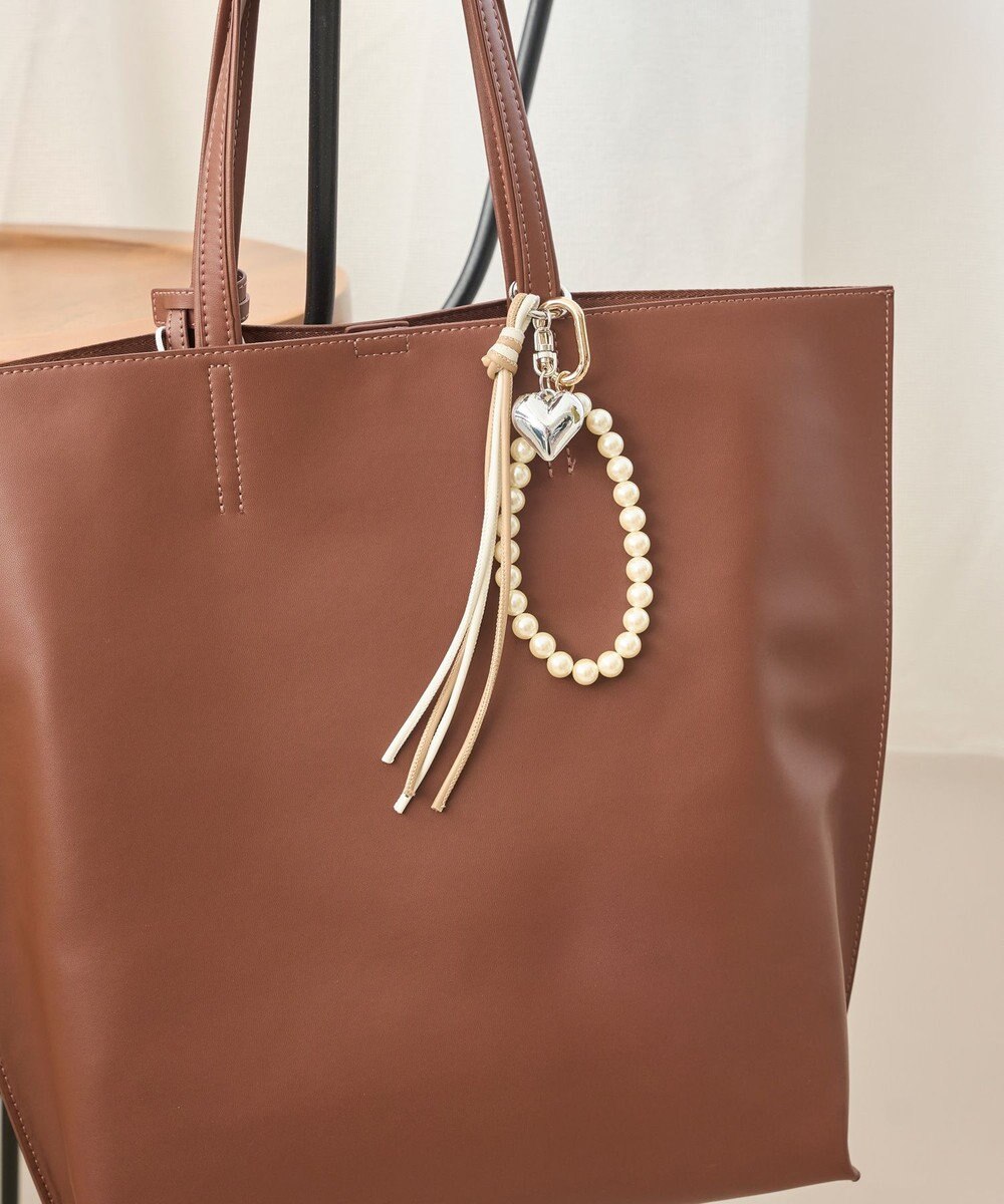 Phoebe エレガントパールストラップチャーム 