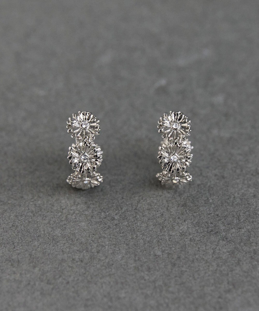 Phoebe 【痛くないシリーズ/金属アレルギー対応】マーガレットフラワーフープライトフィットイヤリング　シルバー 