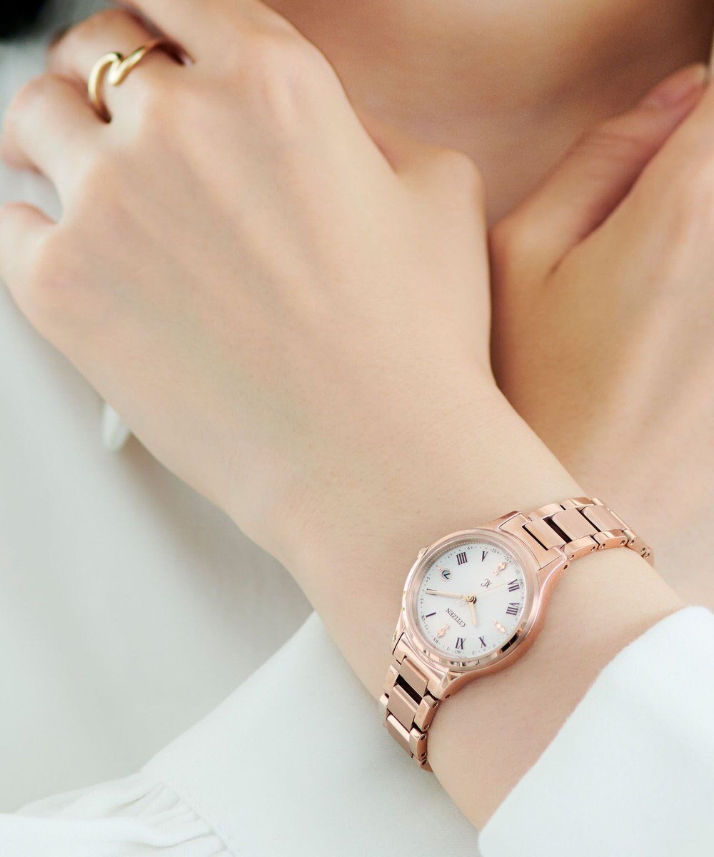 CITIZEN 【クロスシー】肌を美しくみせる「サクラピンク/R」が上品に輝くhikari collection　光発電エコ・ドライブ電波時計 