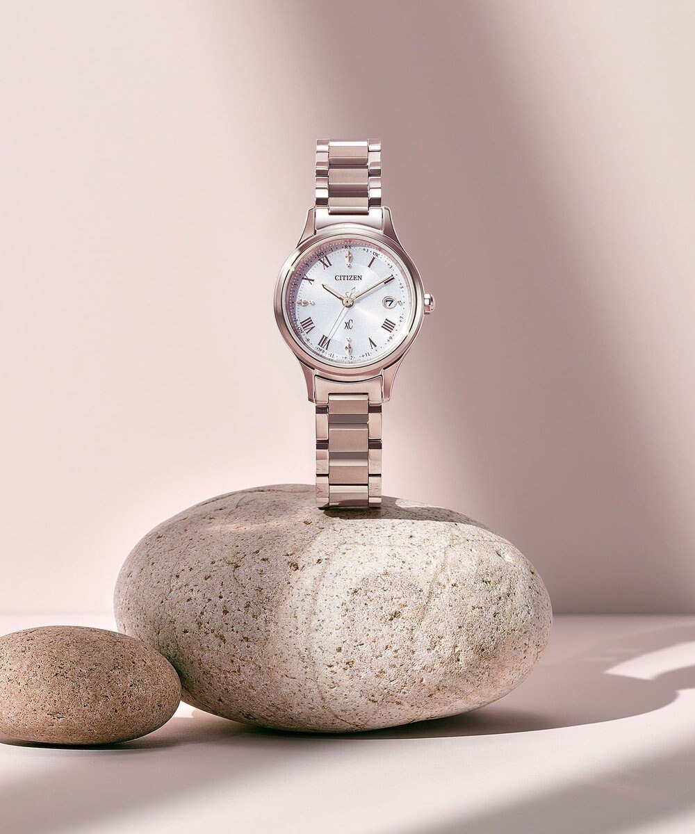 CITIZEN 【クロスシー】肌を美しくみせる「サクラピンク/R」が上品に輝くhikari collection　光発電エコ・ドライブ電波時計 