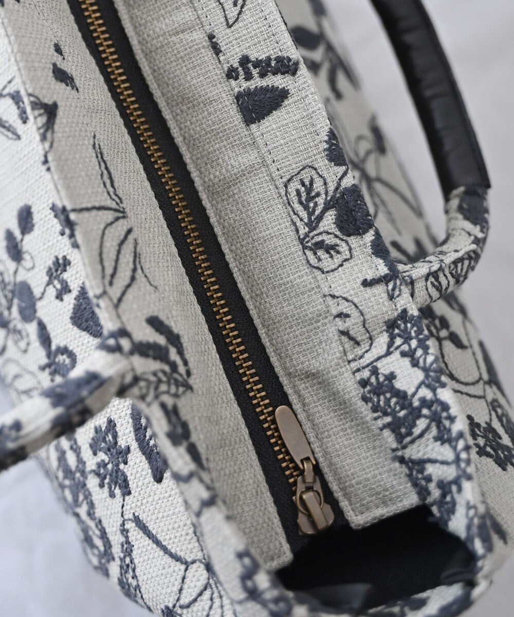 AND WOOL 筆記帳刺繍の半円バッグ 