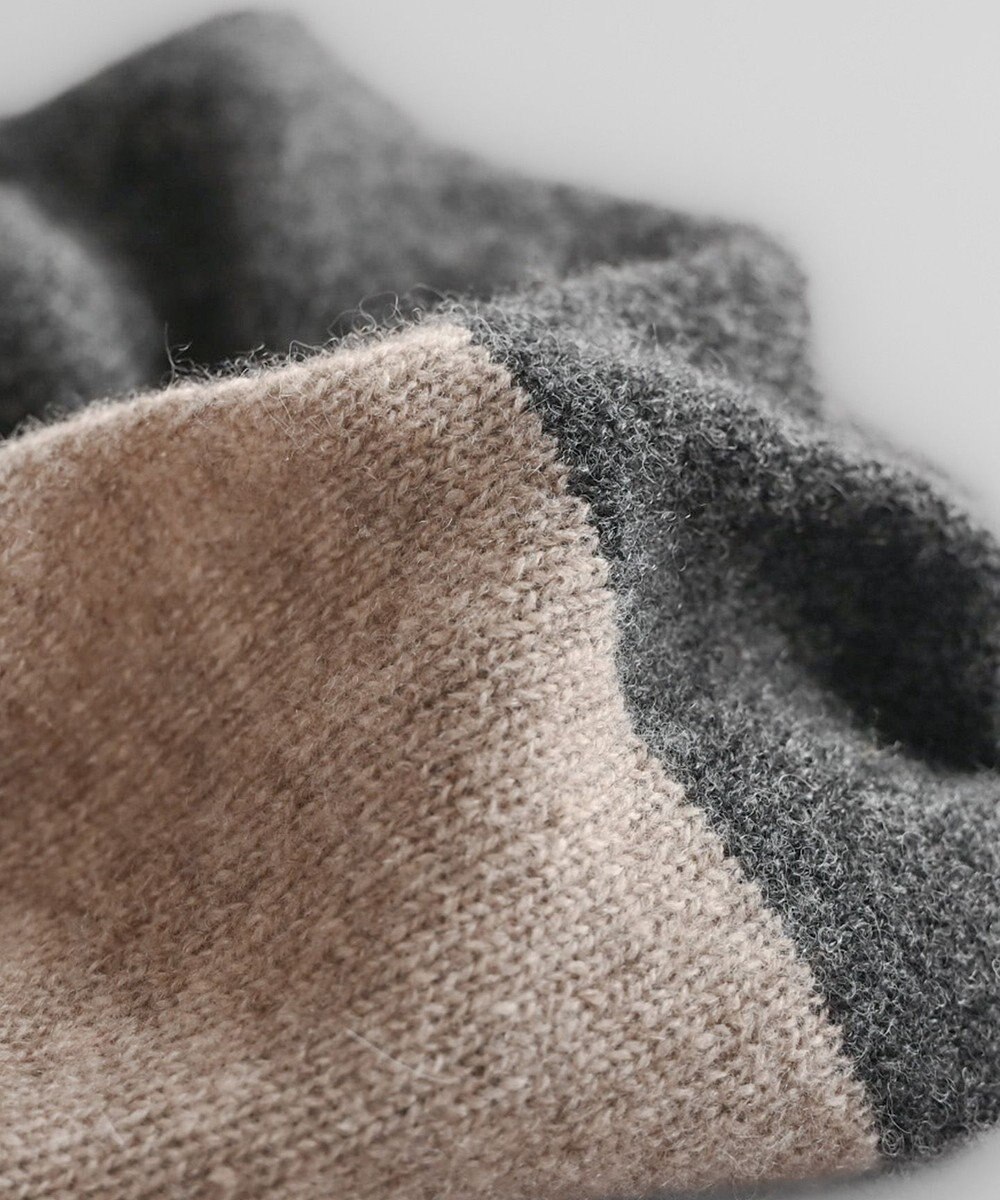 AND WOOL 〈上質な素材と手仕事から生まれた優しいニット〉カシミヤ100%の大判ストール（ツートンカラー） 