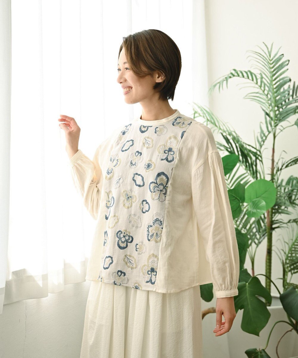 muuc 〈遠州織物の工場で織られた上質なコットン生地〉ビオラ刺繍切り替え ボリューム袖 プルオーバーブラウス 
