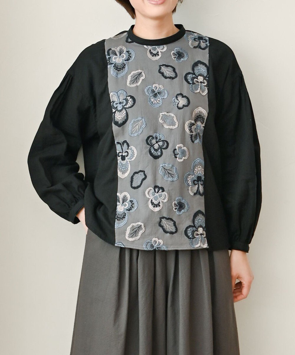 muuc 〈遠州織物の工場で織られた上質なコットン生地〉ビオラ刺繍切り替え ボリューム袖 プルオーバーブラウス 