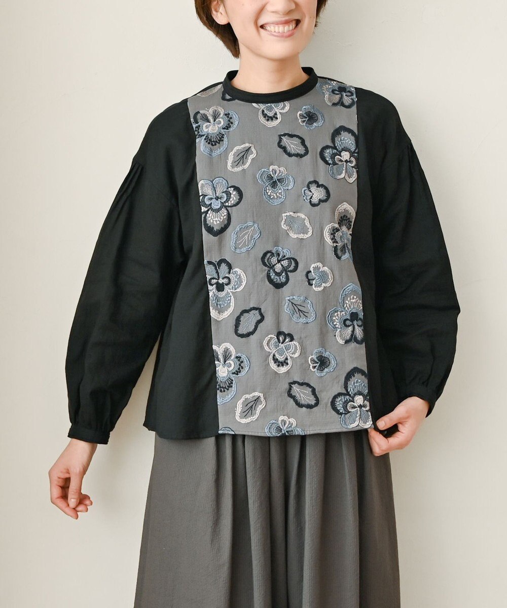 muuc 〈遠州織物の工場で織られた上質なコットン生地〉ビオラ刺繍切り替え ボリューム袖 プルオーバーブラウス 