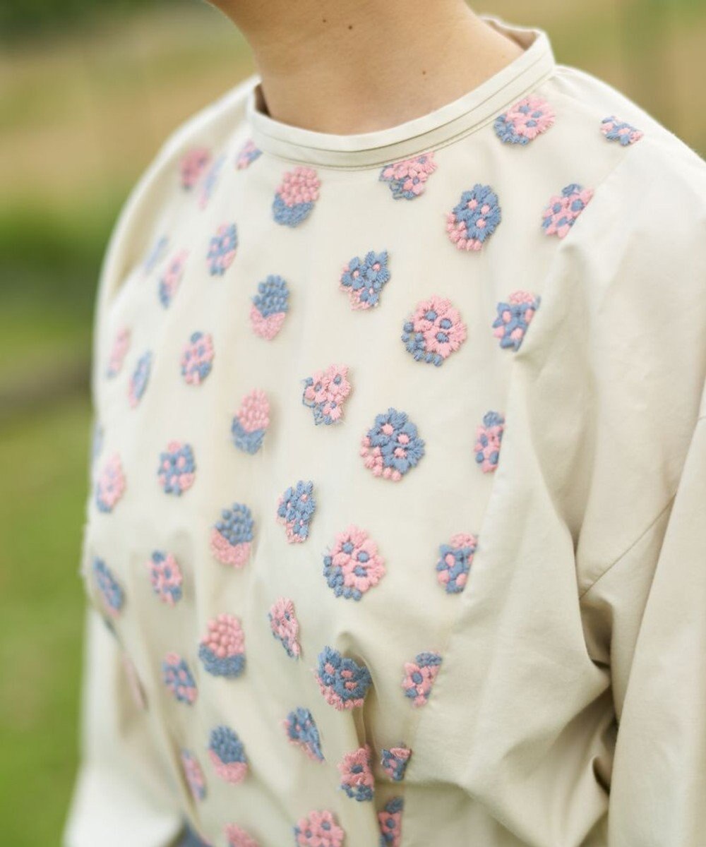 muuc 〈遠州織物の工場で織られた上質なコットン生地〉あじさい小花柄刺繍切り替え ボリューム袖 プルオーバーブラウス 