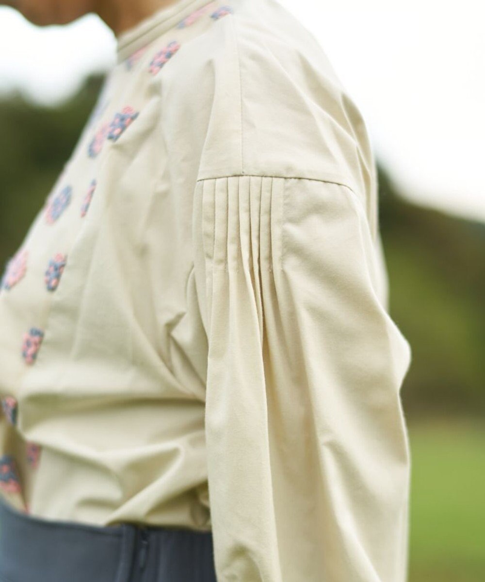 muuc 〈遠州織物の工場で織られた上質なコットン生地〉あじさい小花柄刺繍切り替え ボリューム袖 プルオーバーブラウス 