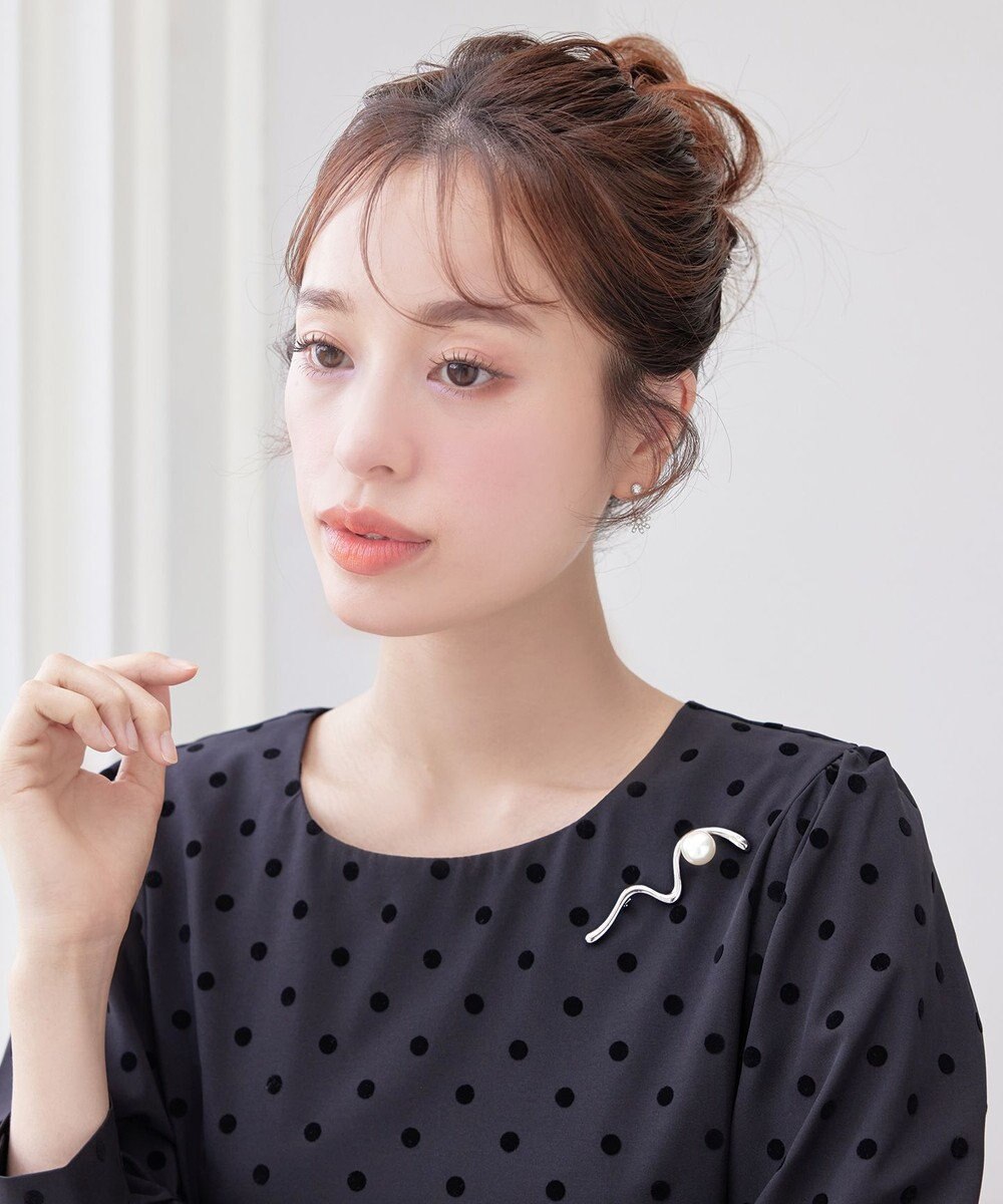 Tiaclasse パール付きニュアンスウェーブブローチ 