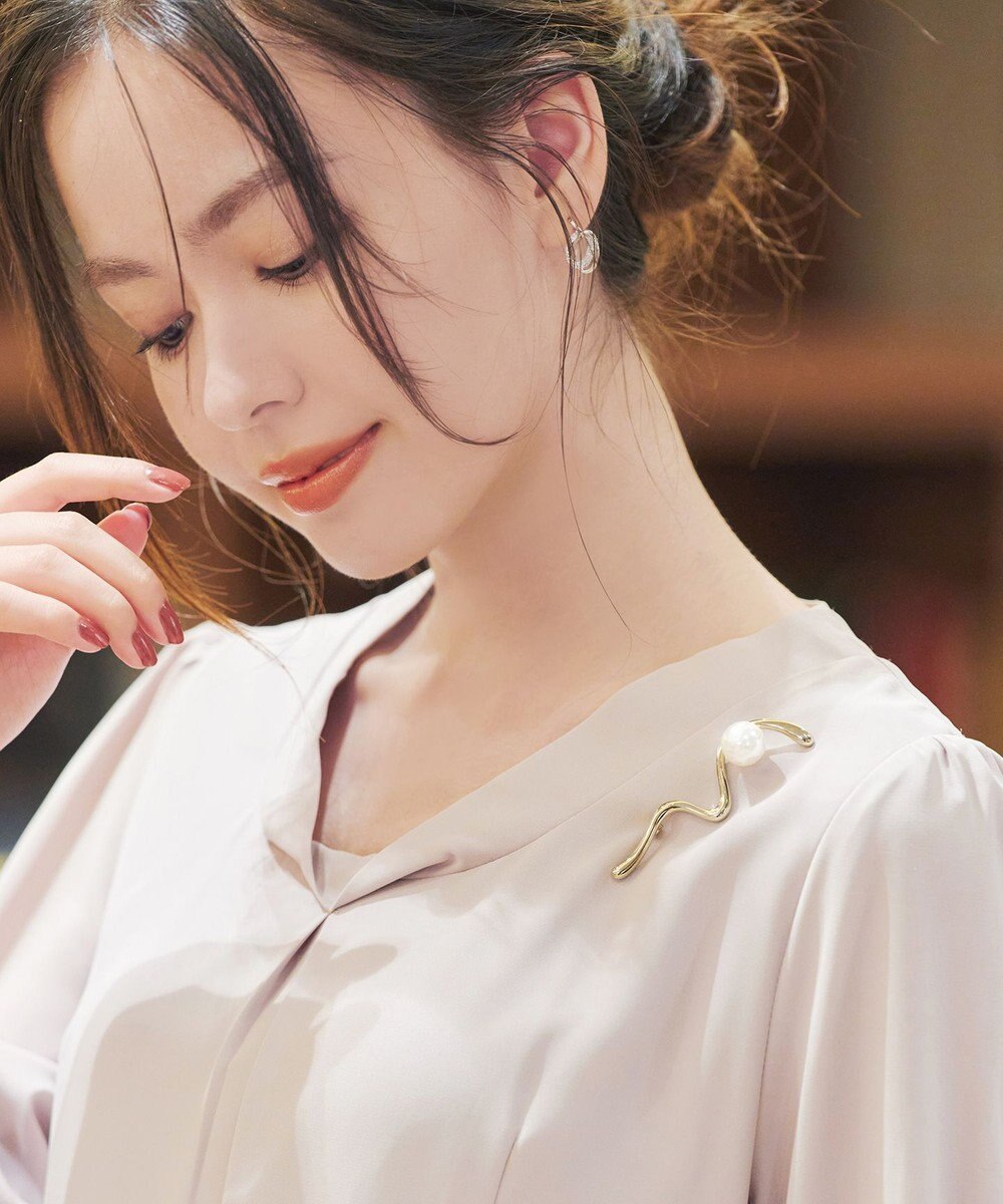 Tiaclasse パール付きニュアンスウェーブブローチ 