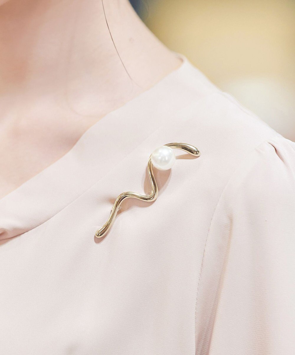 Tiaclasse パール付きニュアンスウェーブブローチ 