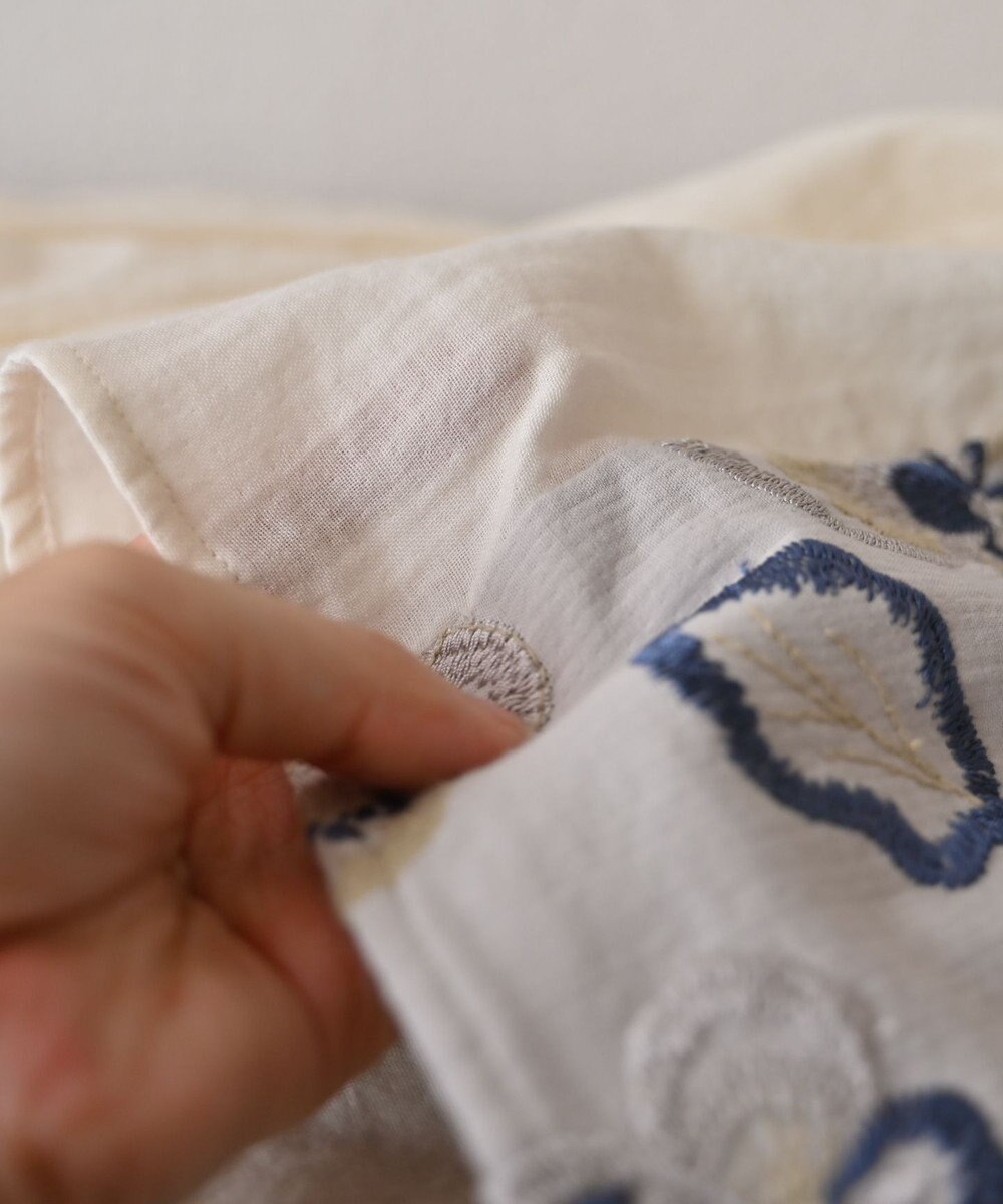 muuc 〈遠州織物の工場で織られた上質なコットン生地〉ビオラ刺繍切り替え ボリューム袖 プルオーバーブラウス 