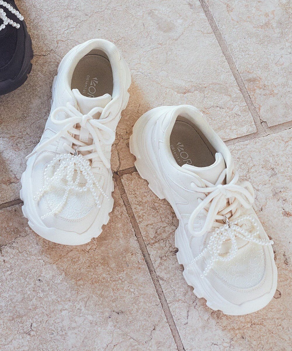 earth music&ecology 【チャーム付き】ＯＲｉｅｎｔａｌ　ＴＲａｆｆｉｃ　パールチャームスニーカー 