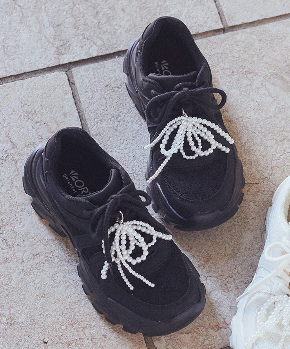 earth music&ecology 【チャーム付き】ＯＲｉｅｎｔａｌ　ＴＲａｆｆｉｃ　パールチャームスニーカー 