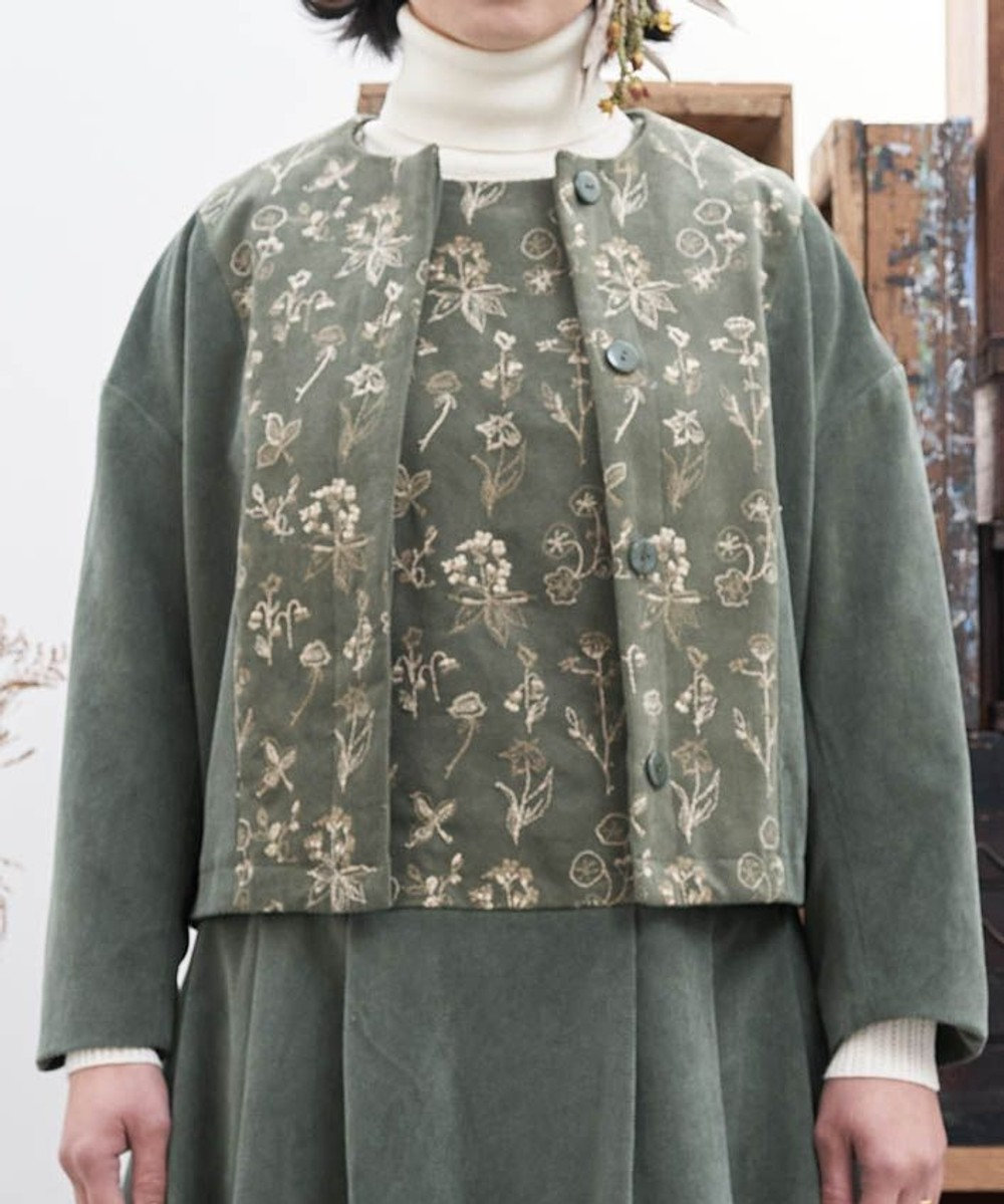 muuc 〈遠州織物の工場で織られたコットンコーデュロイ生地〉花刺繍ノーカラージャケット（セットアップ可能） グリーン