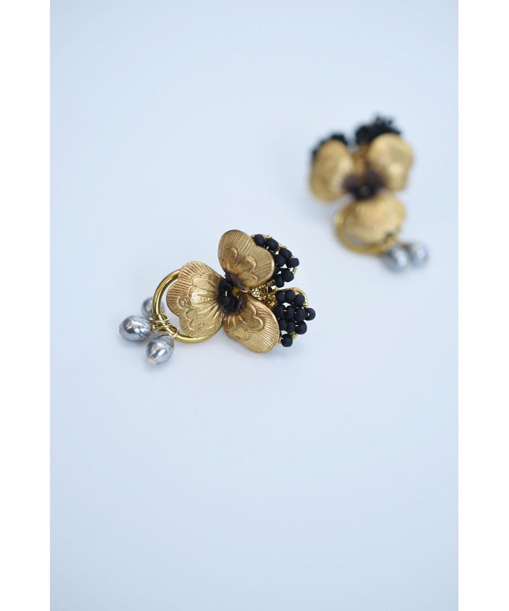 monshiro 【パール】ビオラ イヤリング（ブラック） 