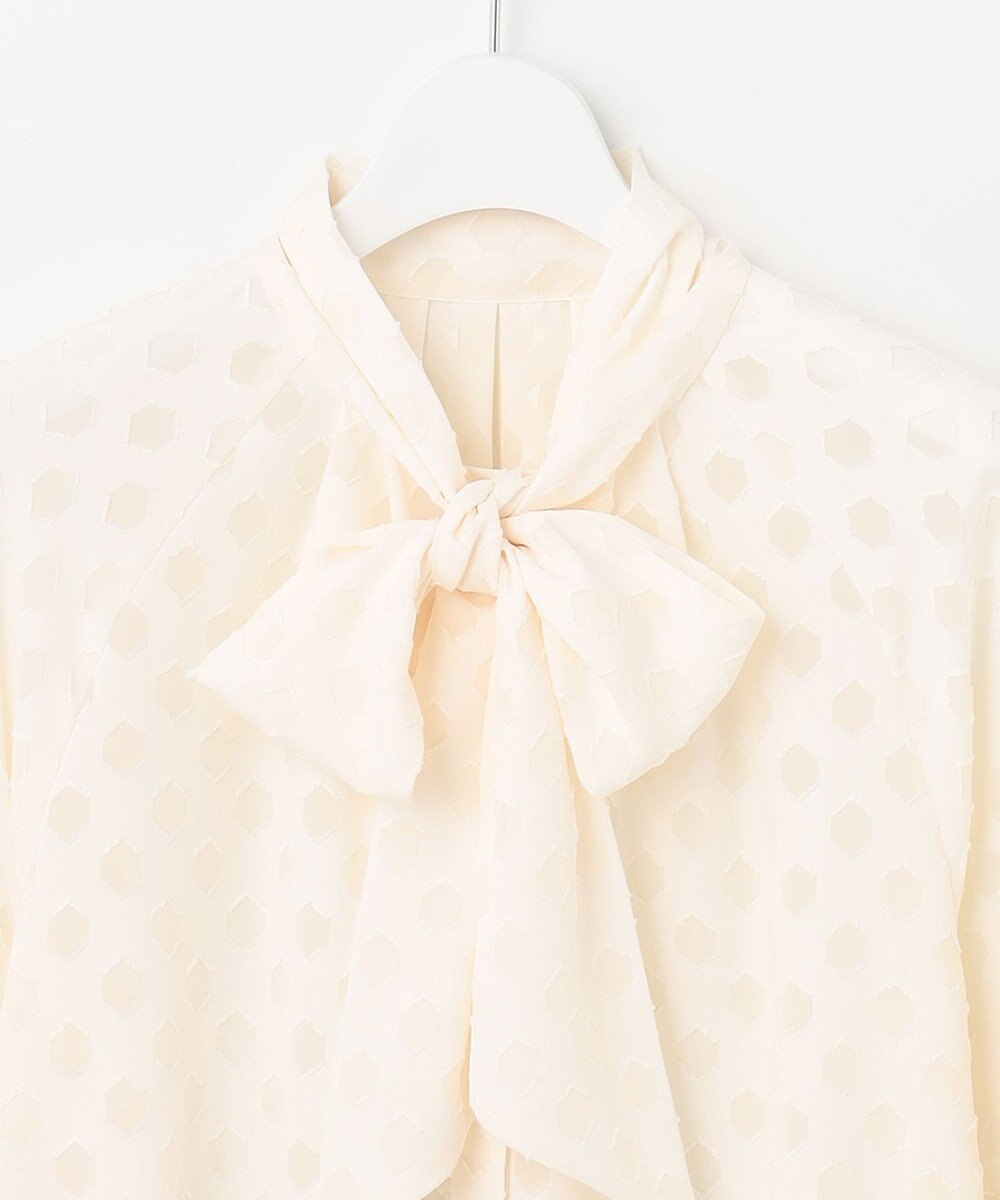 自由区 【洗える】カットジャカード ボウタイブラウス 