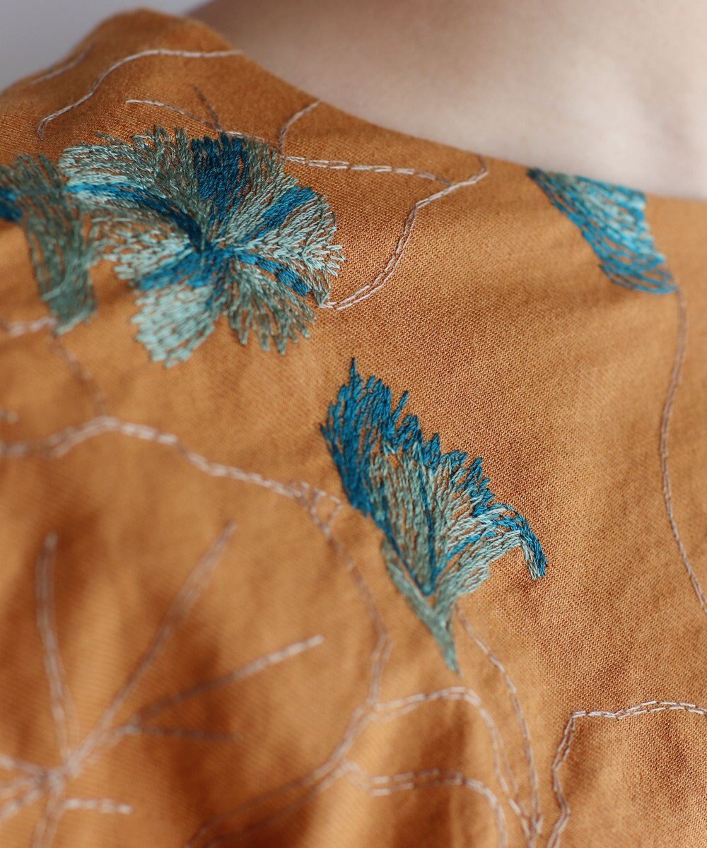 muuc 〈遠州織物の工場で作られた上質なコットンウール生地〉ナタチュウムの花刺繍 プルオーバーブラウス 