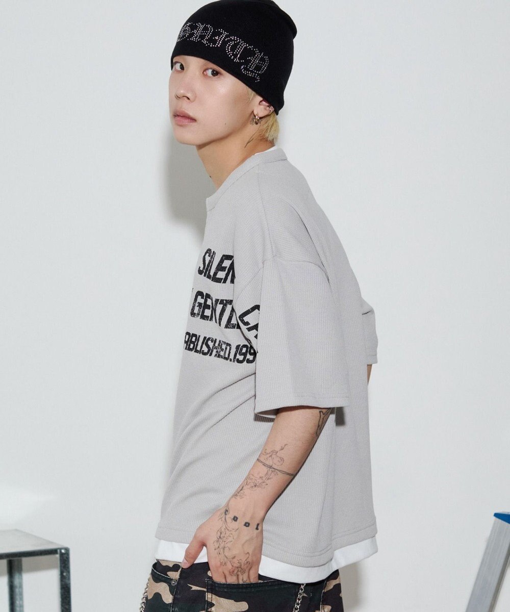 WEGO 【ユニセックス着用ITEM/MLサイズ展開】キーネックフェイクレイヤードグラフィックT（SS） 