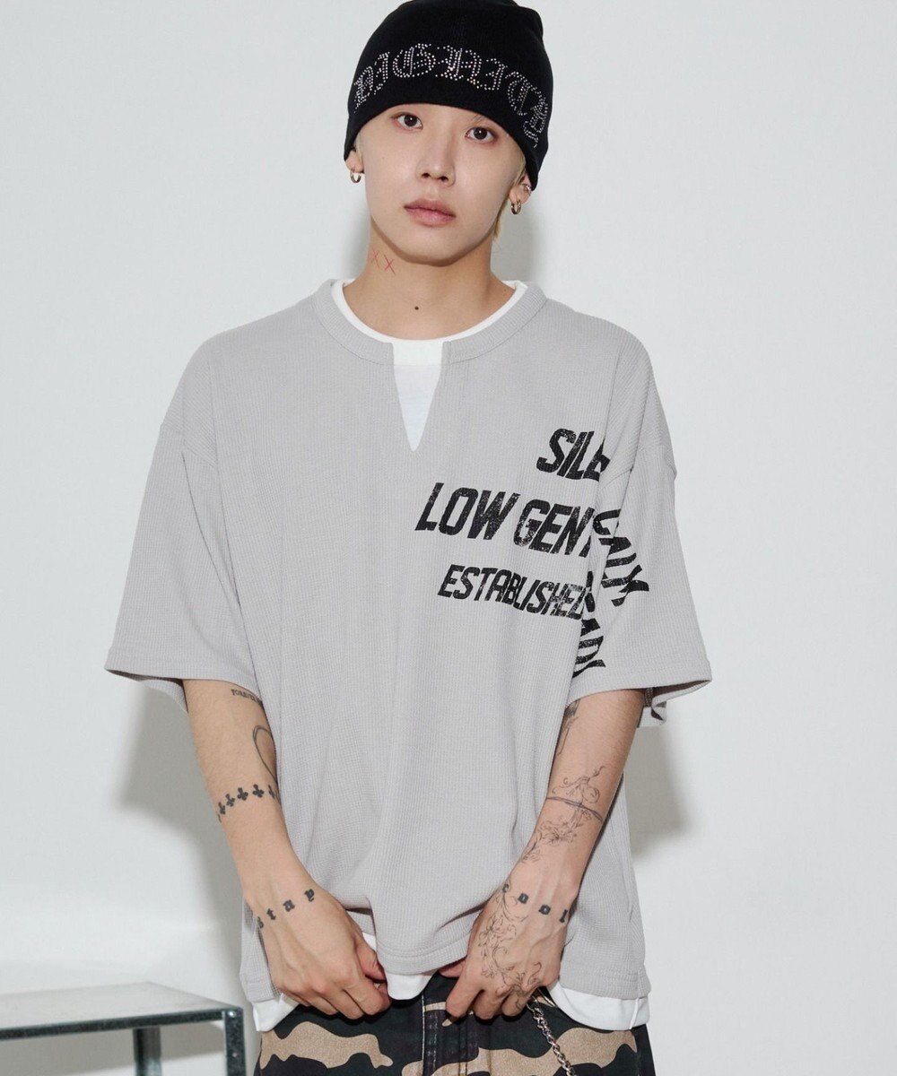 WEGO 【ユニセックス着用ITEM/MLサイズ展開】キーネックフェイクレイヤードグラフィックT（SS） 