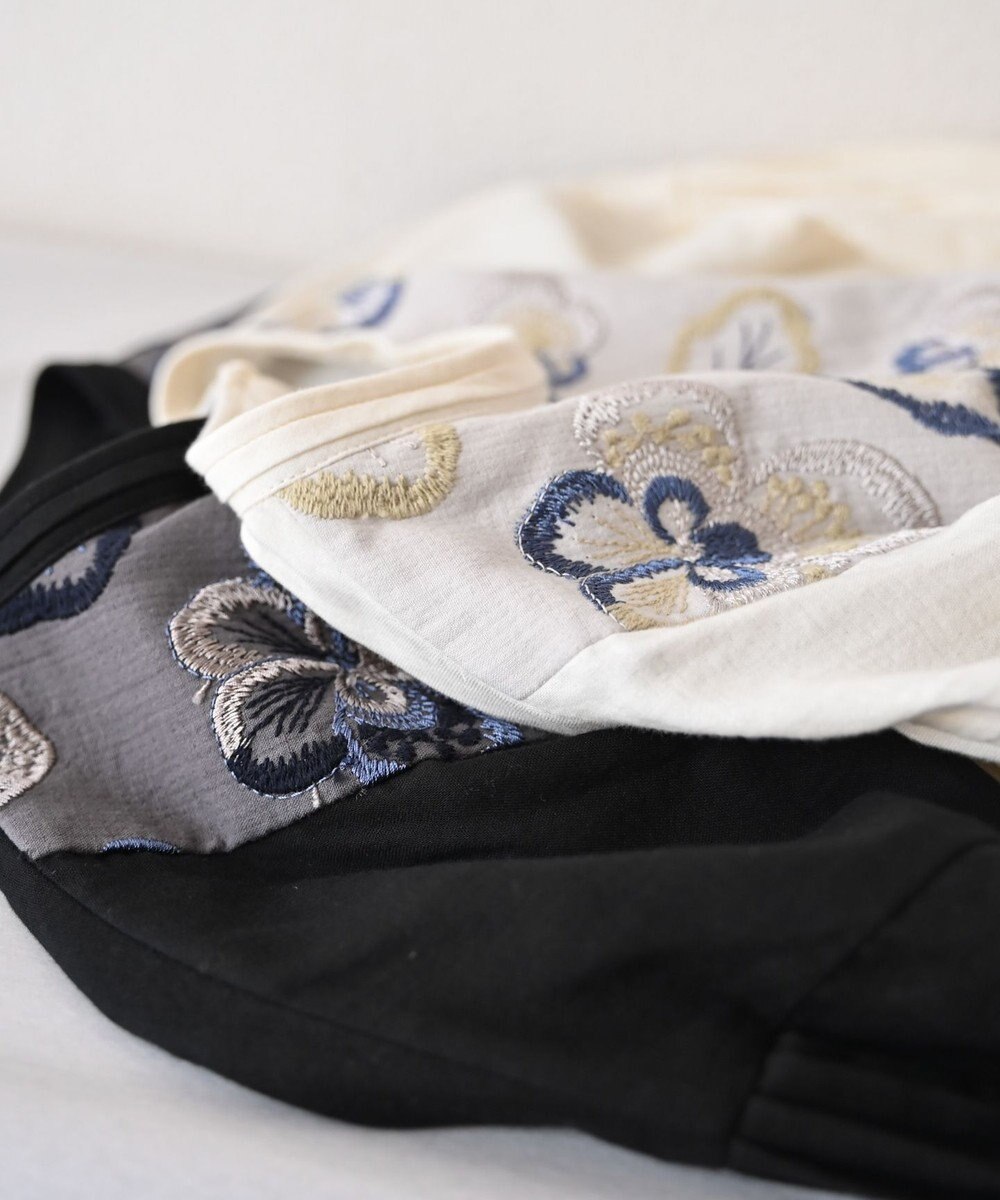 muuc 〈遠州織物の工場で織られた上質なコットン生地〉ビオラ刺繍切り替え ボリューム袖 プルオーバーブラウス 