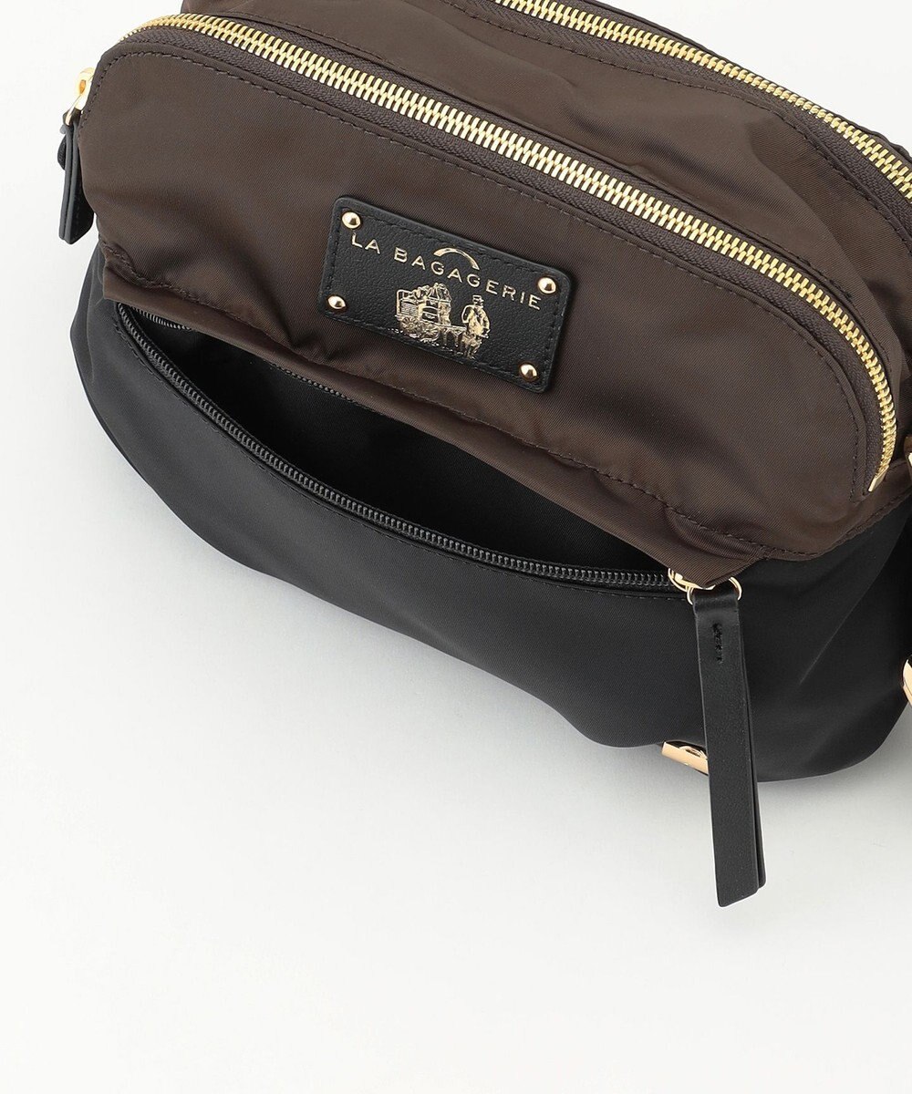 LA BAGAGERIE ウォータープルーフナイロン　スクエアショルダー 