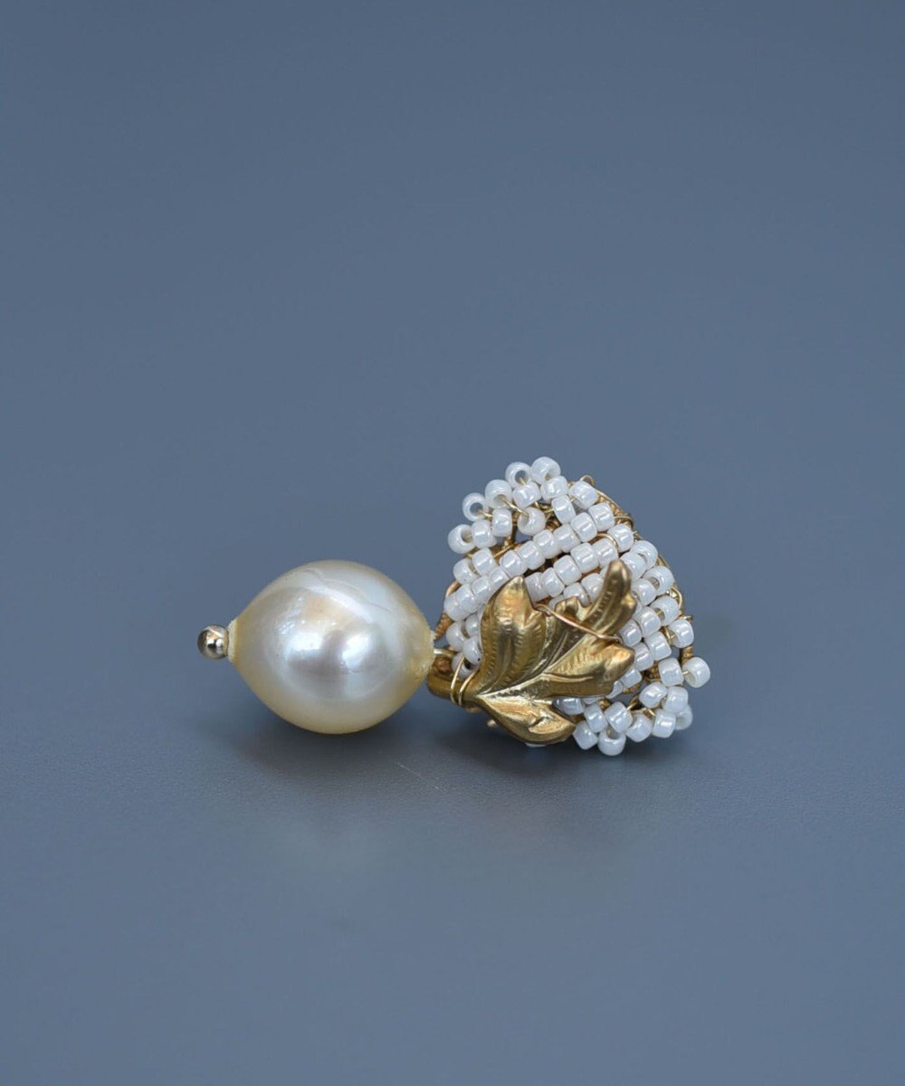 monshiro シュウメイギクプチ ピアス（ホワイト） 