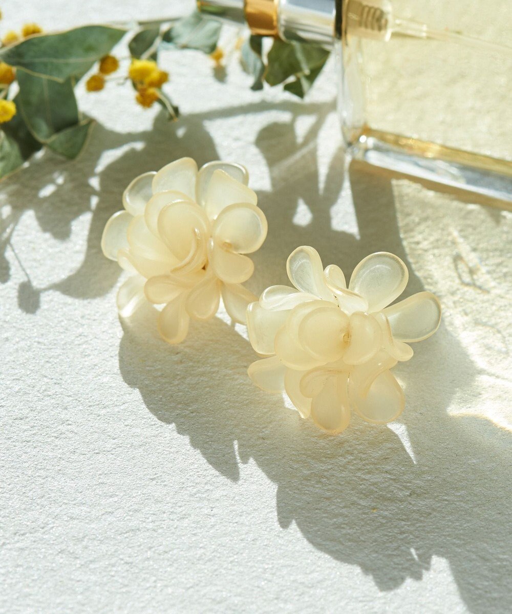 Phoebe マーガレットフラワーカラーピアス  アイボリー 