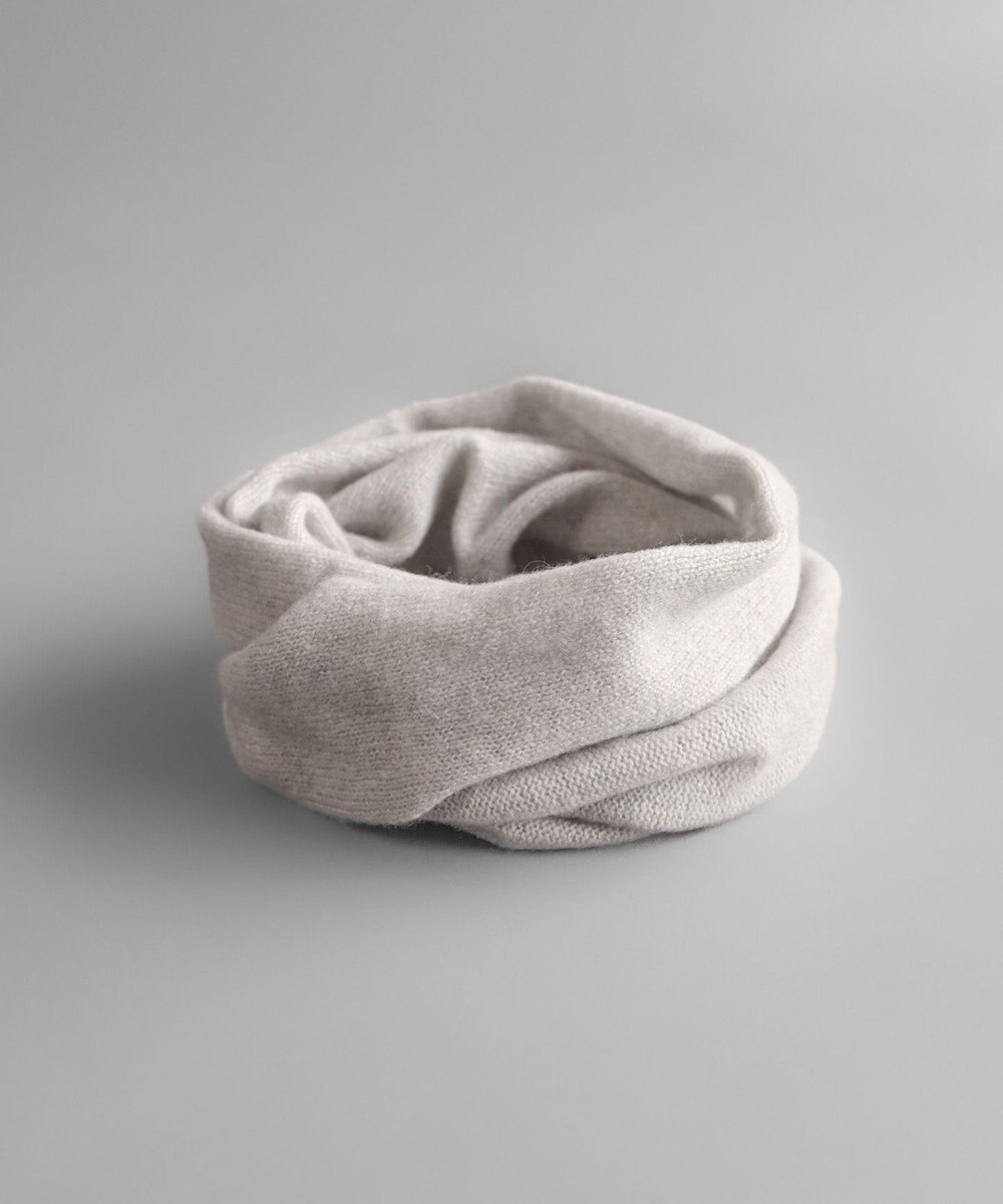 AND WOOL 〈上質な素材と手仕事から生まれた優しいニット〉カシミヤ100%のスヌード 