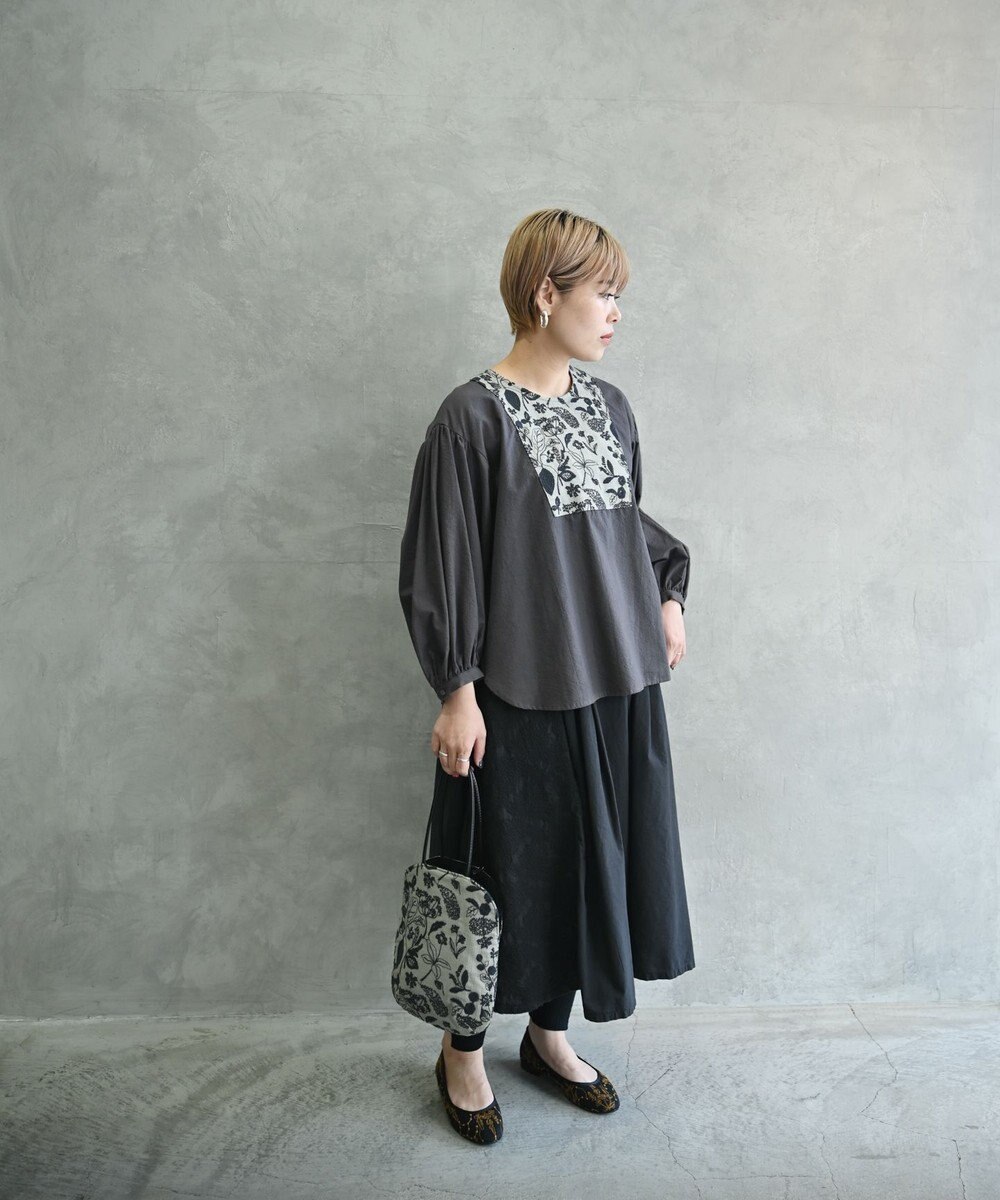 muuc 〈心地よいコットン・シアサッカー生地〉筆記帳刺繍ノーカラー左肩開きブラウス 