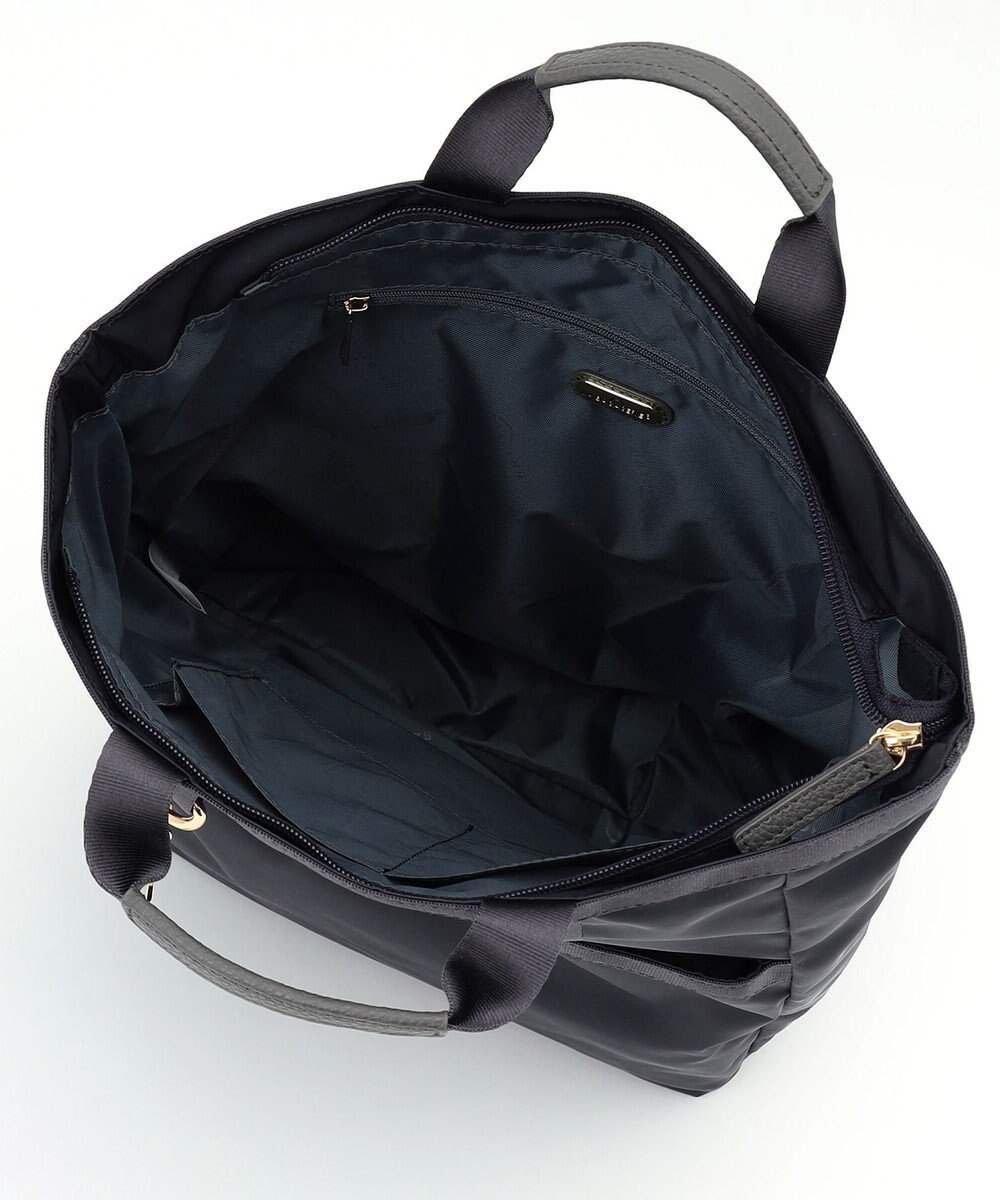 LA BAGAGERIE チャーム付き　ナイロンスクエアリュック 