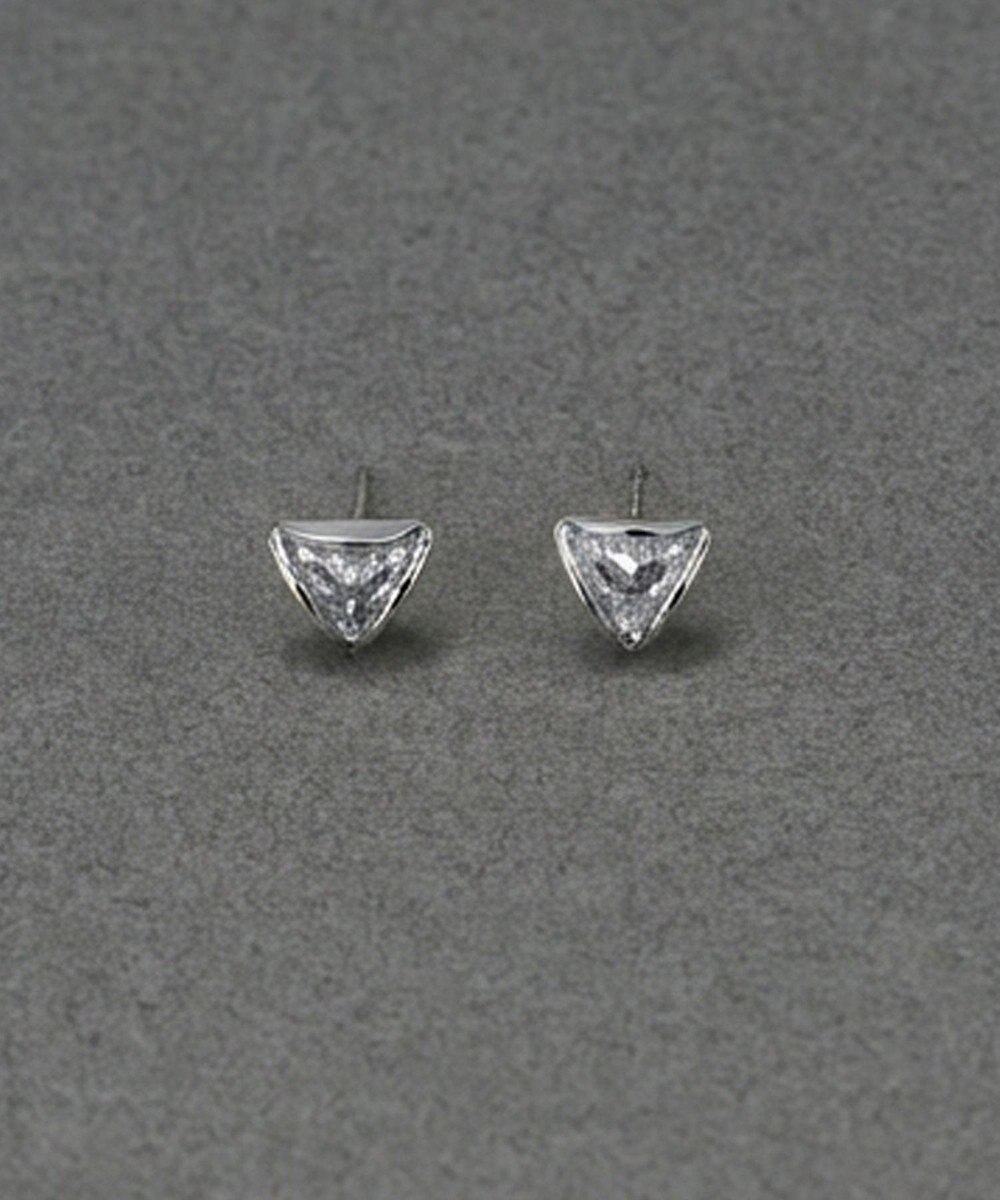 Phoebe 〈金属アレルギー対応〉モダントライアングルピアス　シルバー/ニッケルフリー 