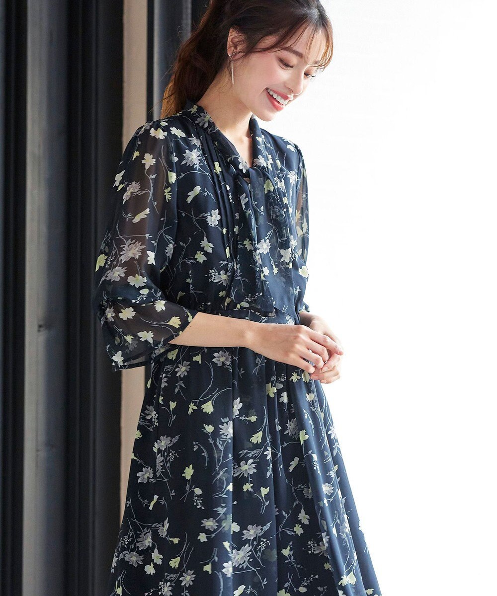 Tiaclasse L 【洗える】程良い透け感のプリントボウタイワンピース 