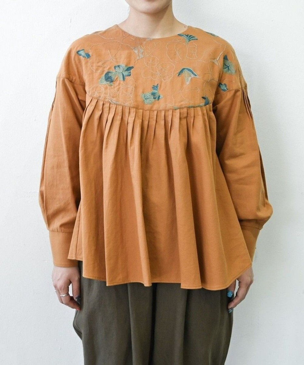 muuc 〈遠州織物の工場で作られた上質なコットンウール生地〉ナタチュウムの花刺繍 プルオーバーブラウス 