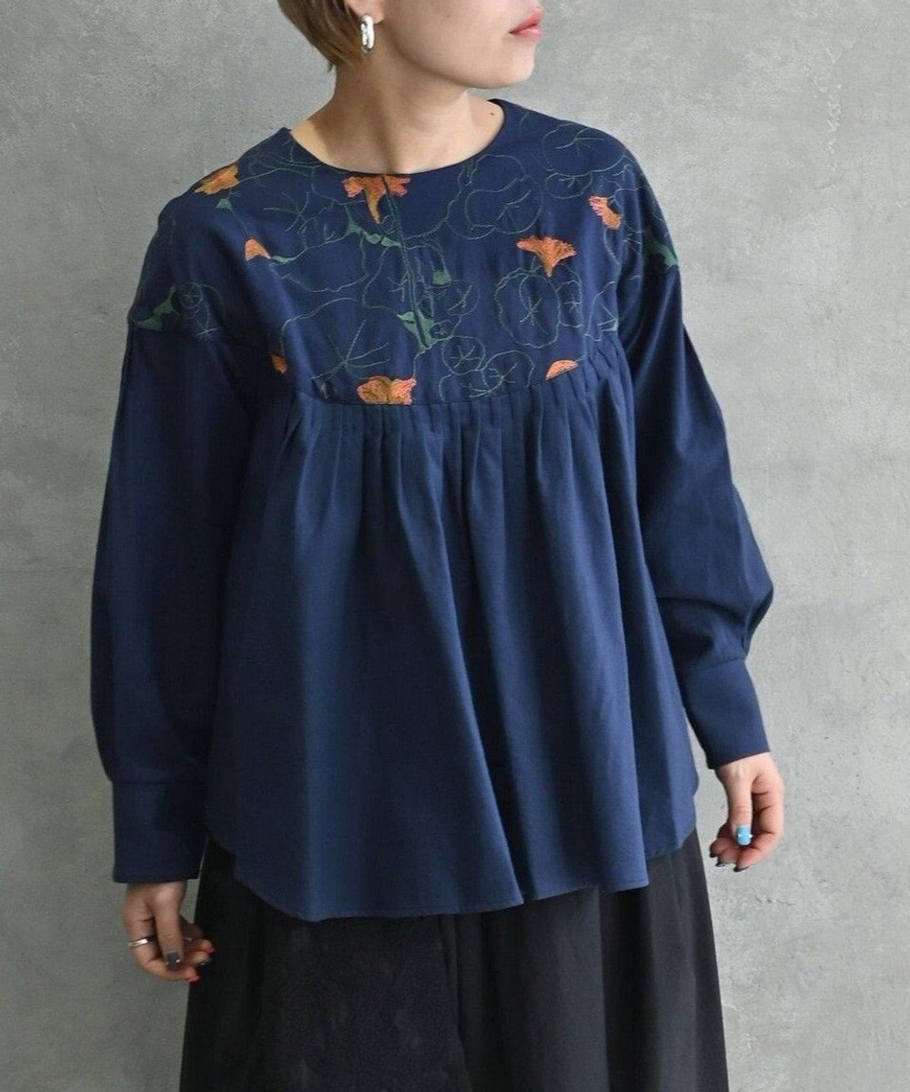 muuc 〈遠州織物の工場で作られた上質なコットンウール生地〉ナタチュウムの花刺繍 プルオーバーブラウス 