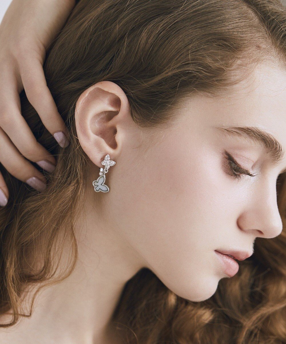 Maison de FLEUR バタフライシェルイヤリング 