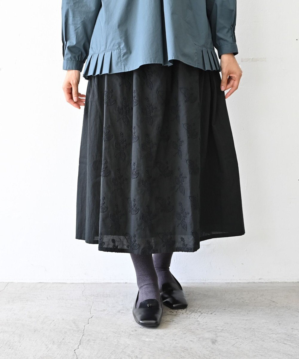 muuc 〈コットン100%〉〈綿ローン生地〉〈ふんわり柔らかな肌触り〉梅小花刺繍 ギャザースカート 