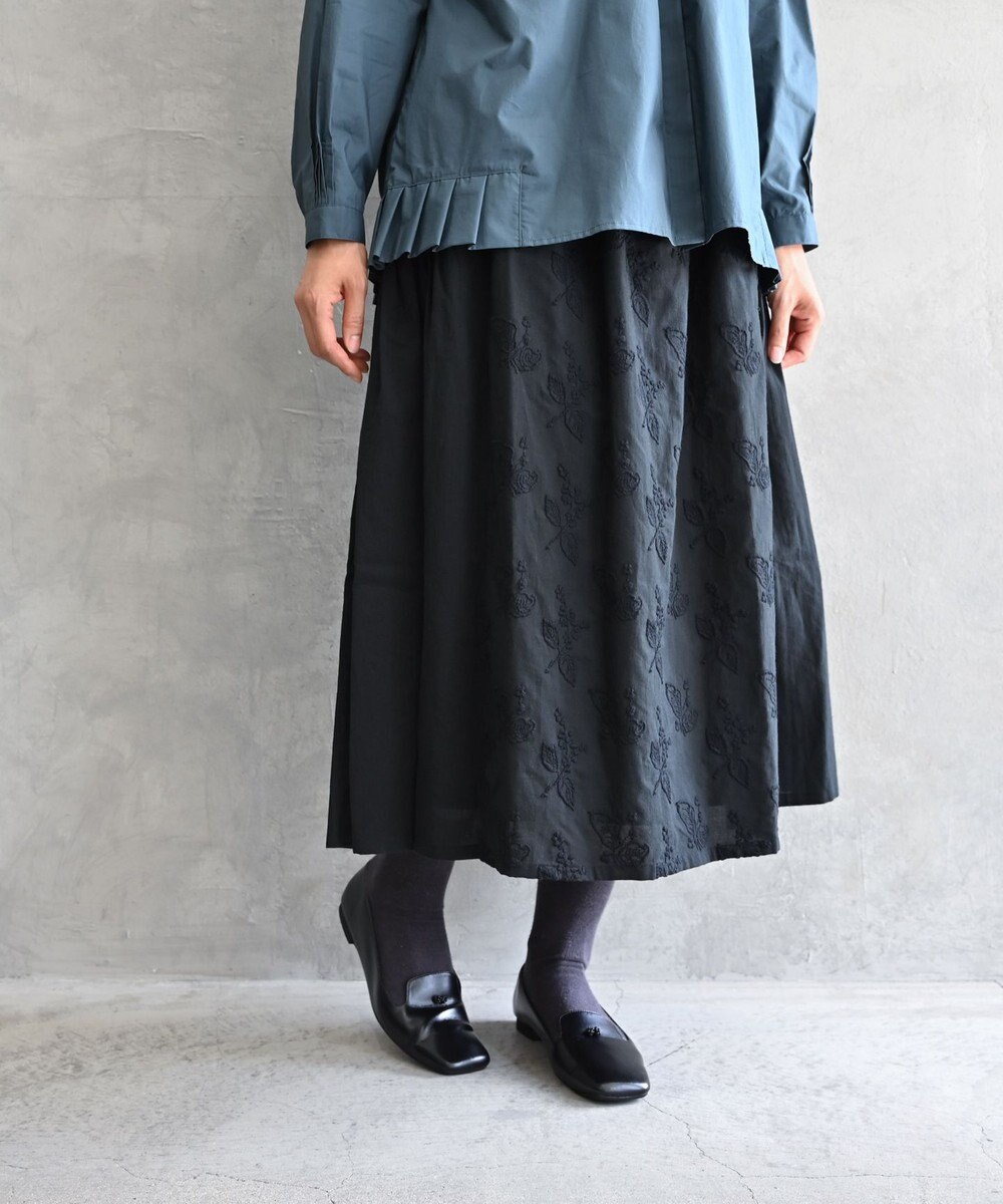 muuc 〈コットン100%〉〈綿ローン生地〉〈ふんわり柔らかな肌触り〉梅小花刺繍 ギャザースカート 